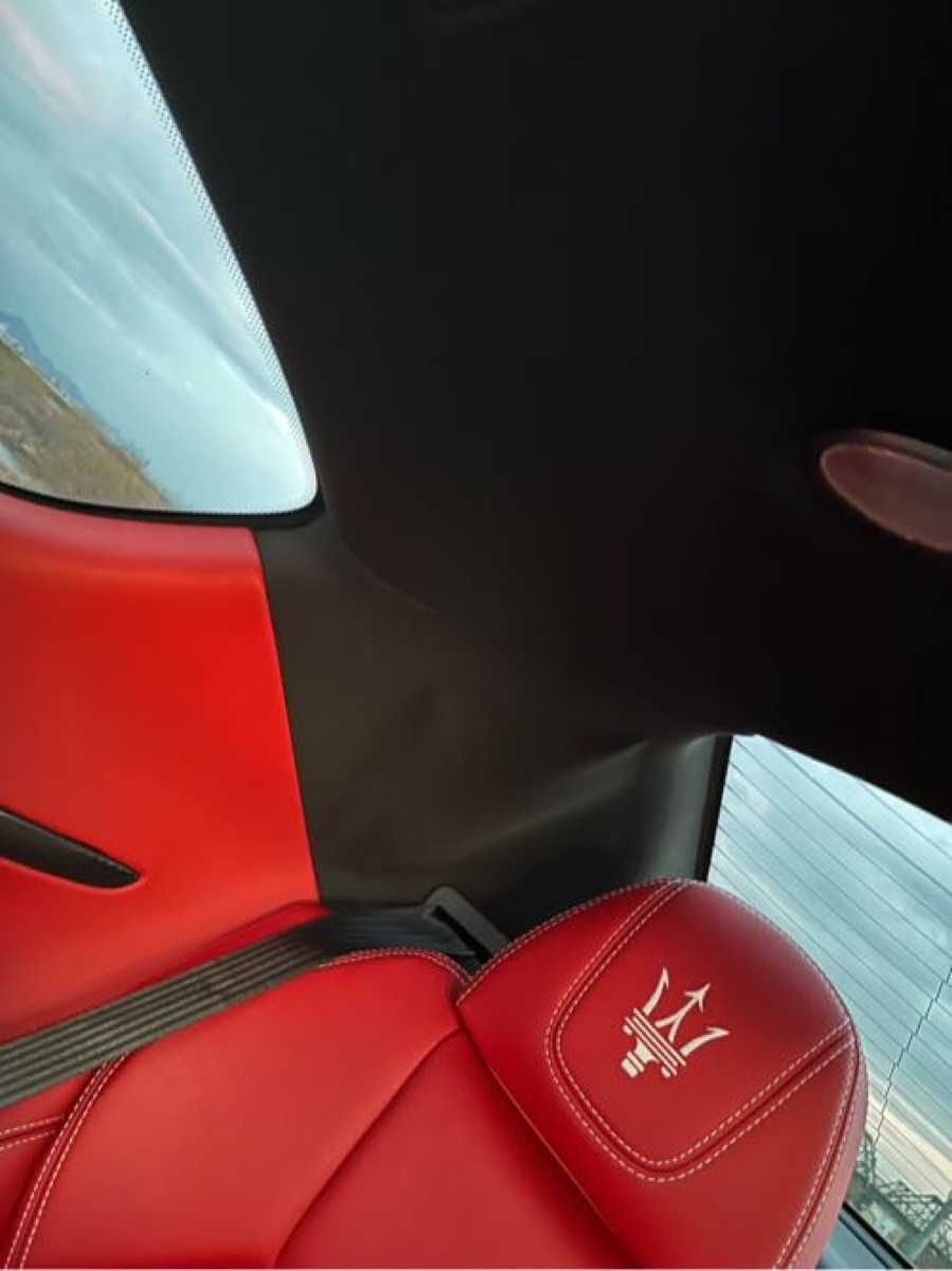 マセラティ 自動車天井張り替え修理 天井張り替え 施工写真 1