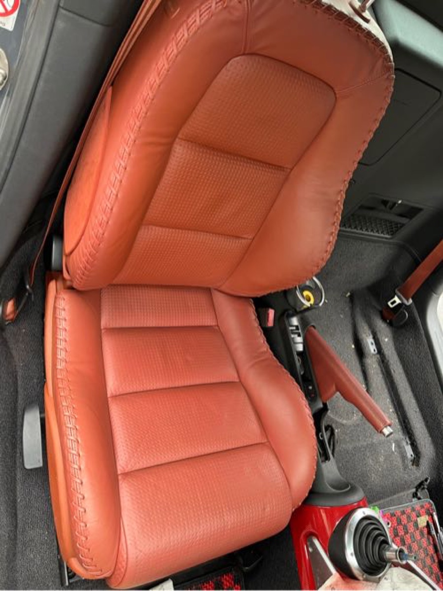 自動車内装修理 アウディ TT レザーシートカラーリング 施工写真 2