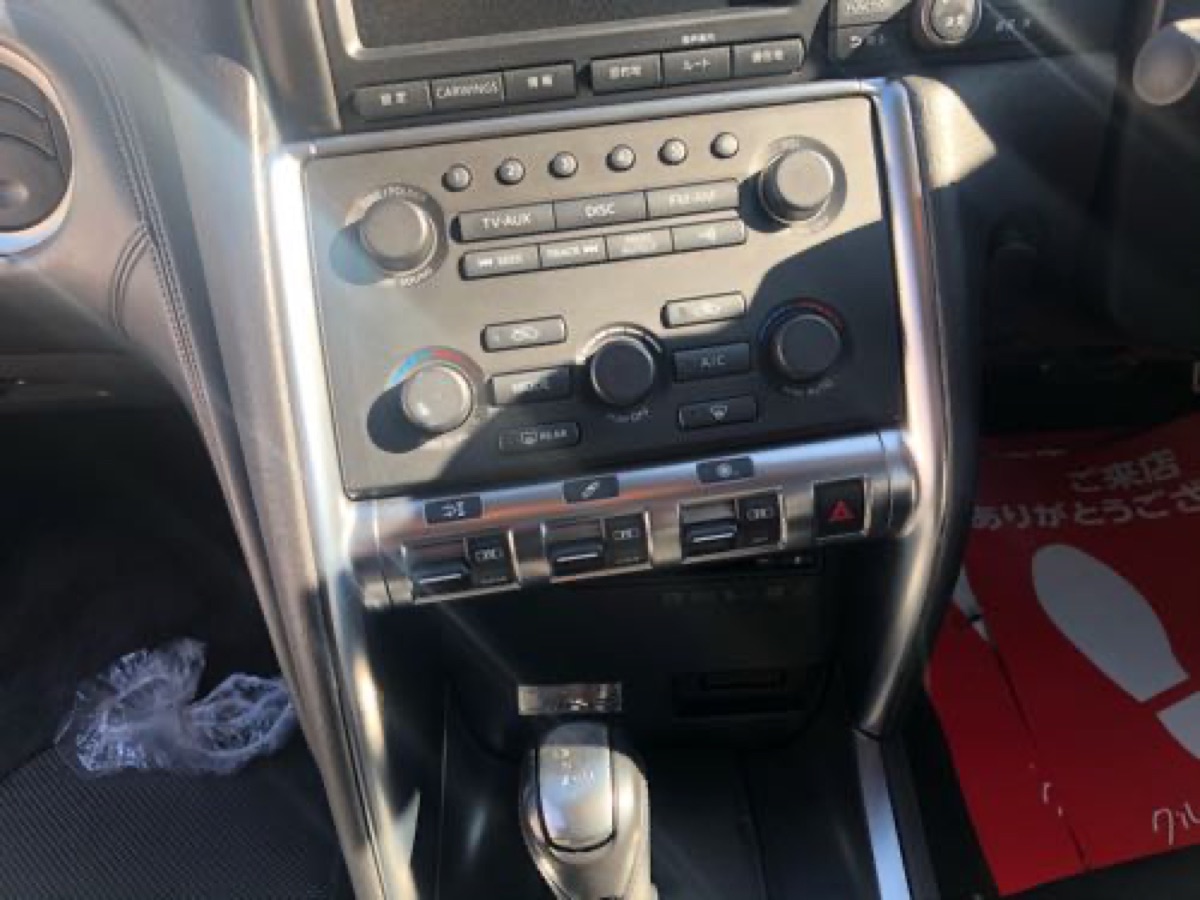 GT-R センターパネル周辺 ひび割れ修理 クラック修理 施工写真 2