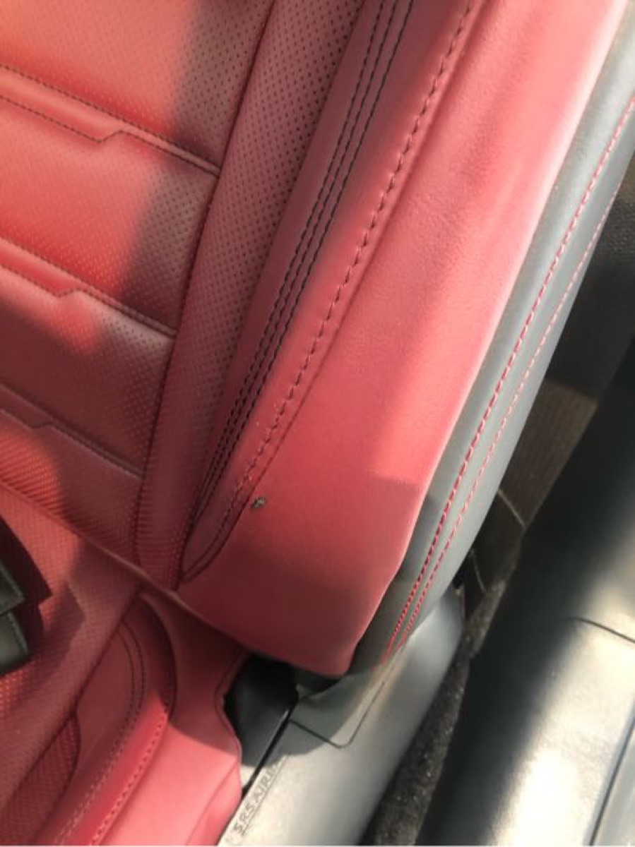 レクサス R C 本革シート 赤革シート破れ修理 施工写真 1
