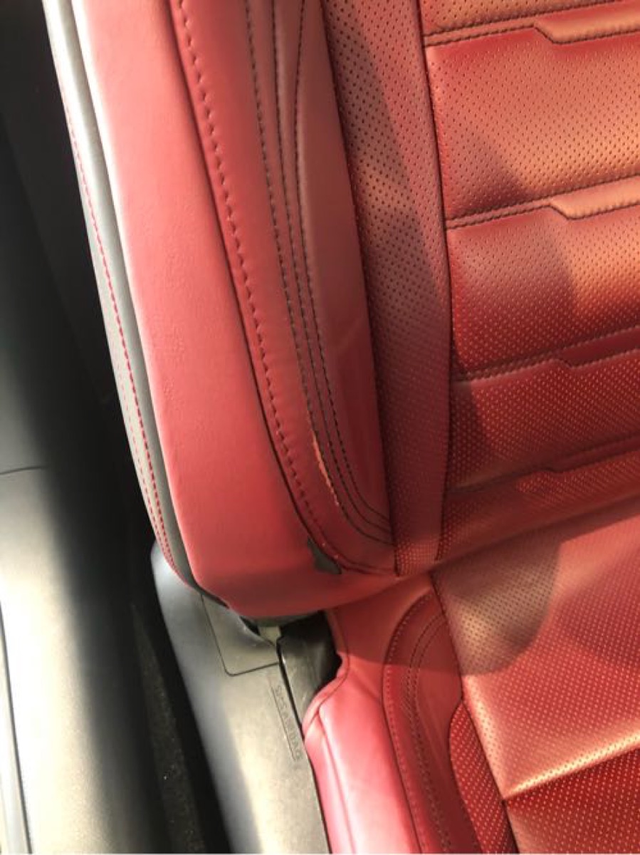レクサス R C 本革シート 赤革シート破れ修理 施工写真 2