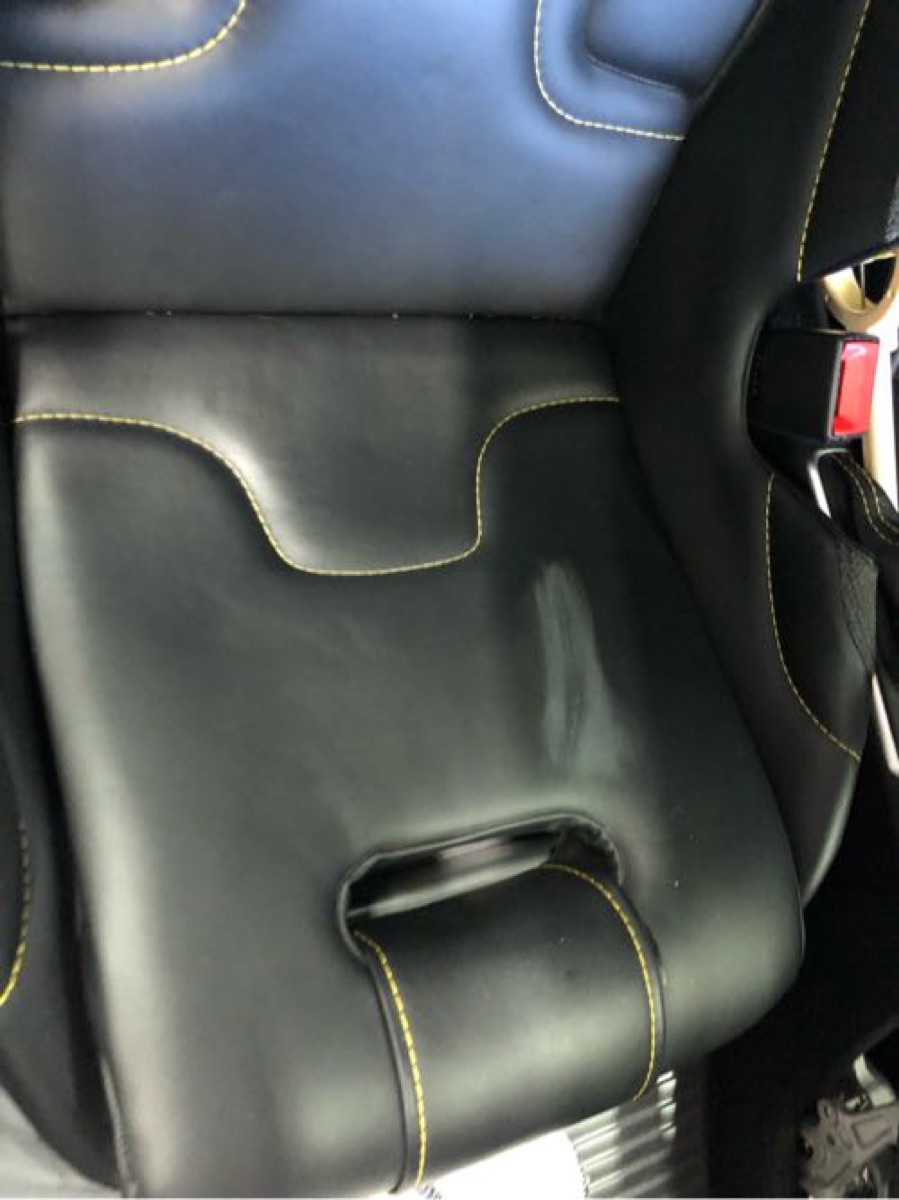 Lotus シート修理 ベルト引っ掻き傷 修理 本革シート 施工写真 1