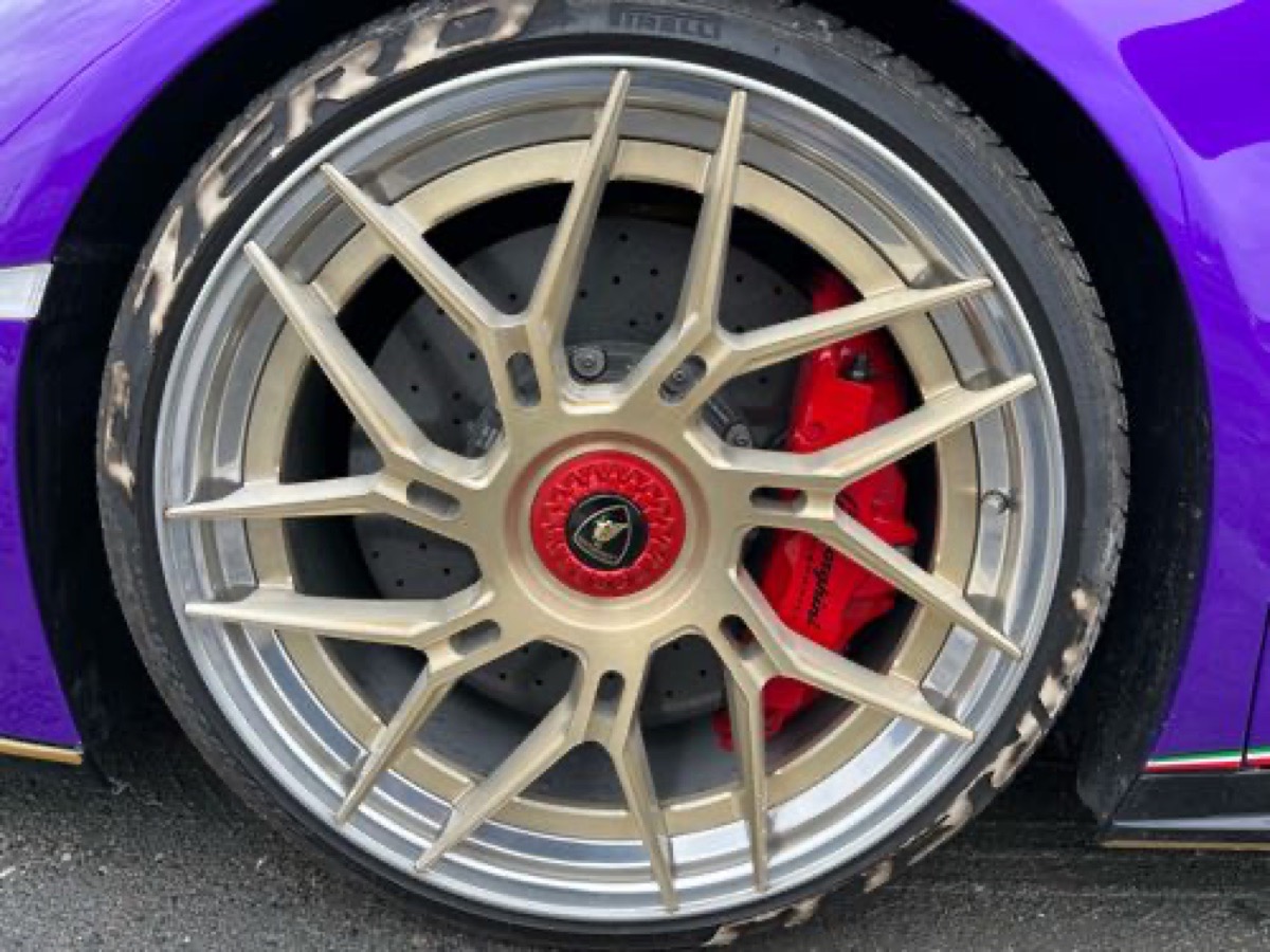 ランボルギーニ ホイール修理 ホイールカラーチェンジ グロスブラック 施工写真 2