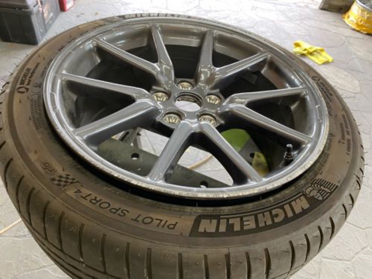 テスラホイール修理 純正ホイール 部分塗装修理 施工写真 1