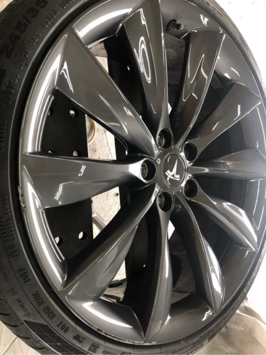 テスラ モデルS 純正ホイール ガリ傷修理 ガンメタ 施工写真 1