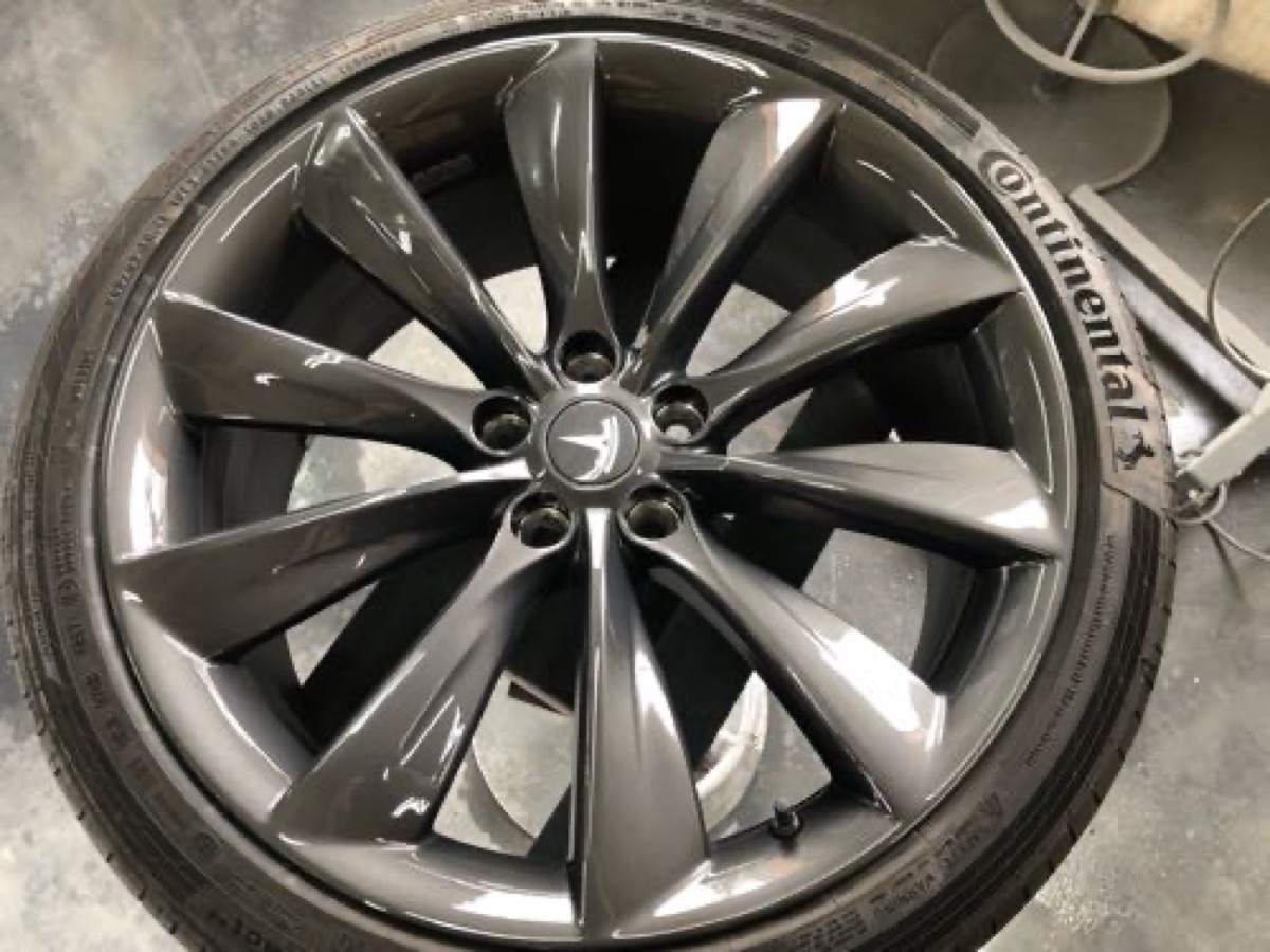 テスラ モデルS 純正ホイール ガリ傷修理 ガンメタ 施工写真 3